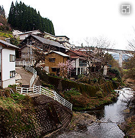 黒い屋根が蔵。河内関所があった街道筋で、祖母山系の水に恵まれた土地だった