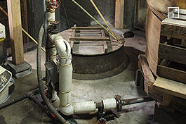 蒸し機（右側）はボイラーを使っているが、以前は釜から出る蒸気を利用していた